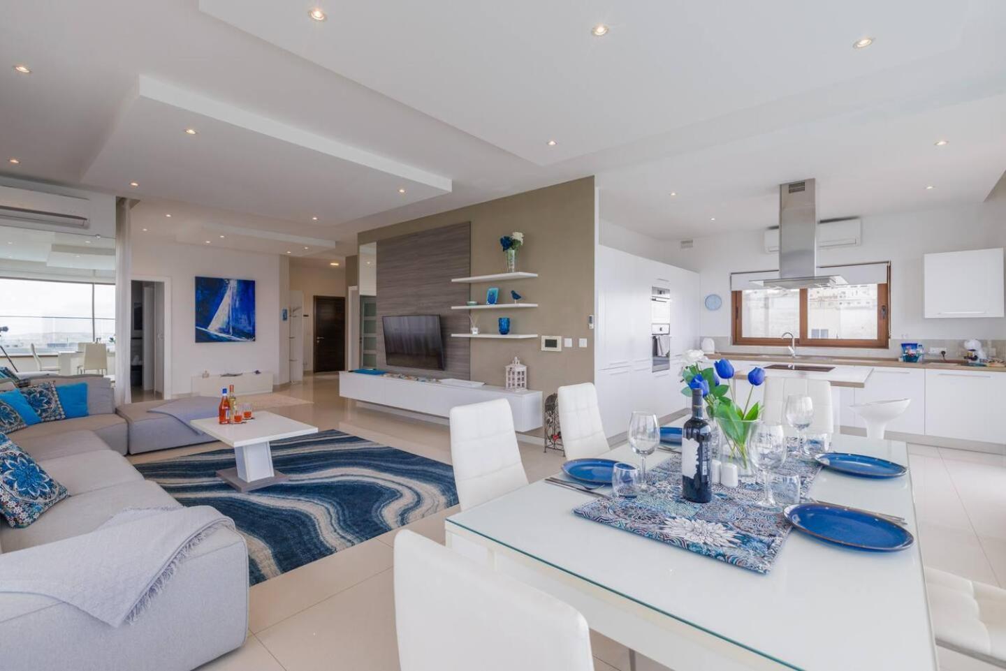Luxury Ph With Rooftop Pool In By Homely Apartment *